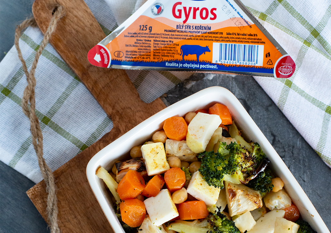 Salát z pečené zeleniny s cizrnou a s bílým sýrem Gyros